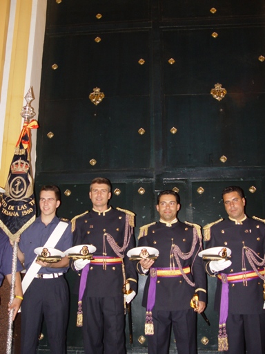  Escoltas de la Banda de las Tres Ca�das ante la capilla de los Marineros